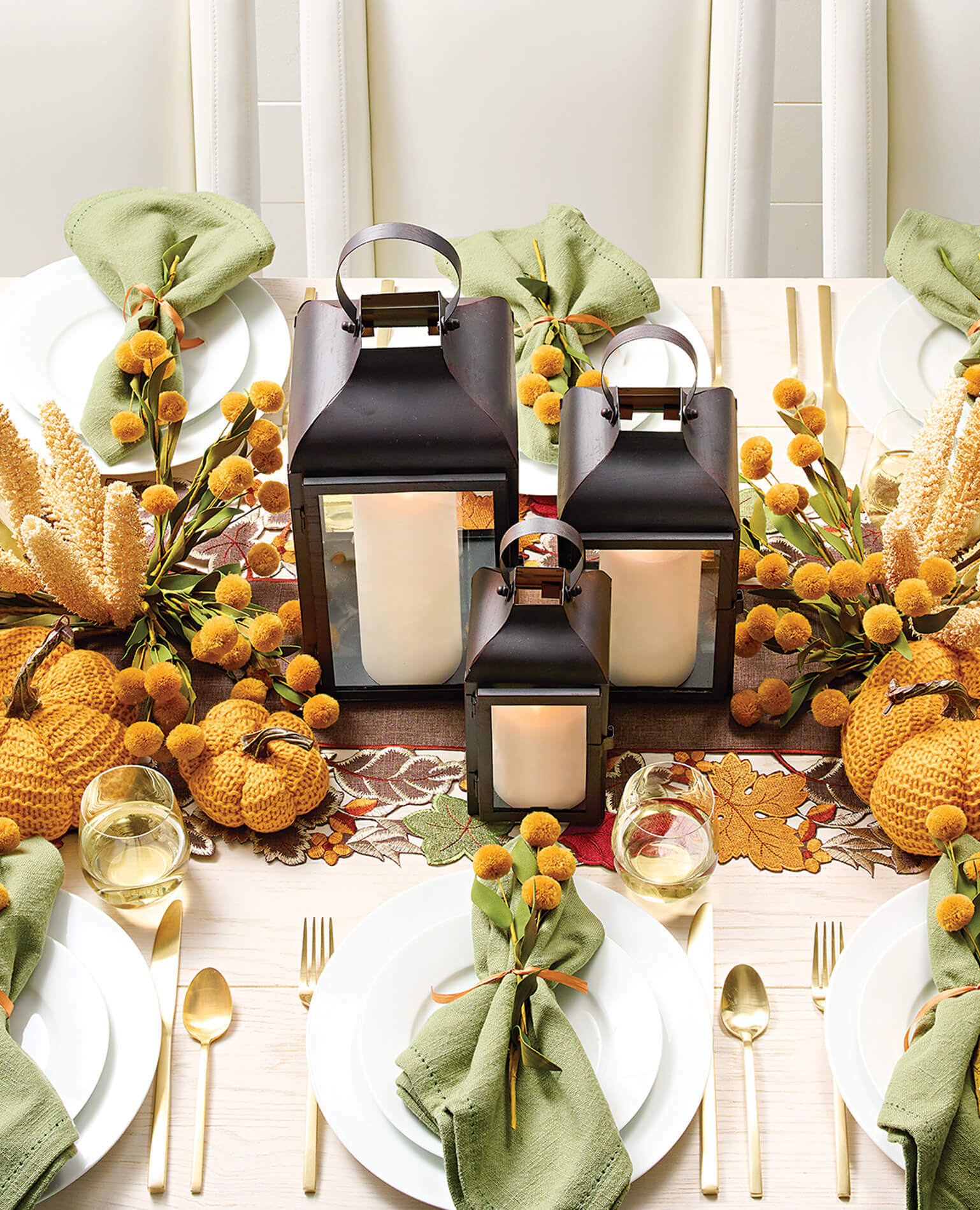A Thanksgiving dinner table centerpiece.
